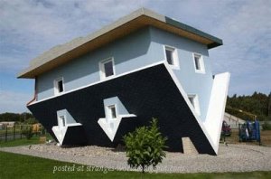 upside-down-house-installation-in-germany-001